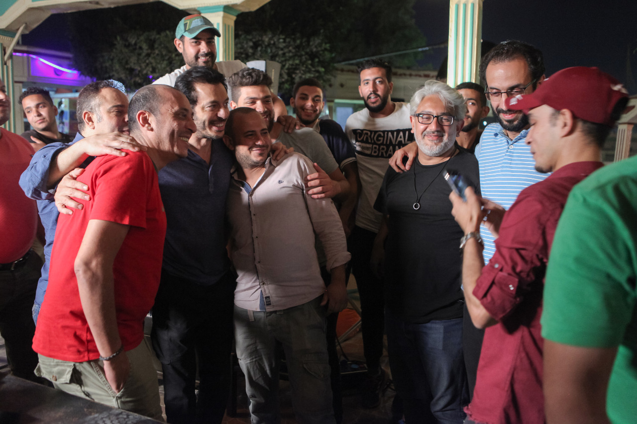 أسرة مسلسل ابو جبل تفاجئ النجم مصطفى شعبان وتحتفل بعيد ميلاد ه فى التصوير (1)