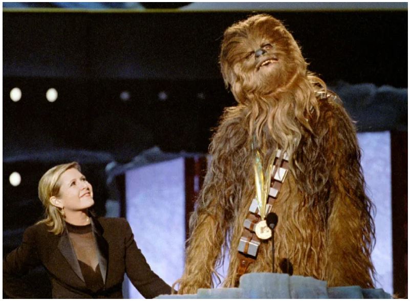 Chewbacca receives the MTV Movie Awards Lifetime Achievement from Carrie Fisher, 1997.