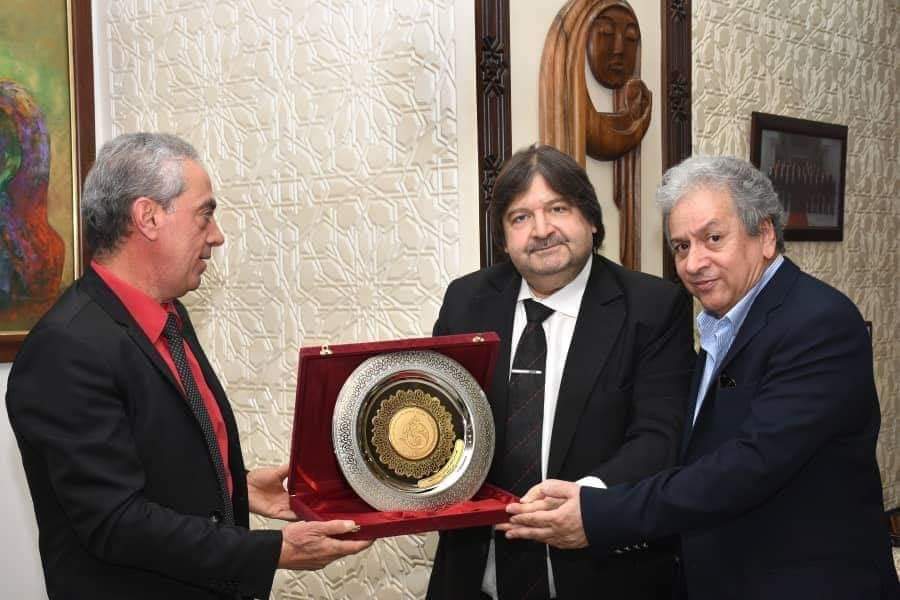 لأمير أباظة يهدي وزير الثقافة السوري ميدالية عروس البحر (1)