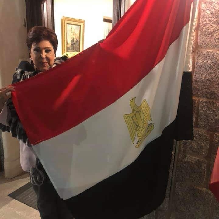 رجاء الجداوى ترفع علم مصر