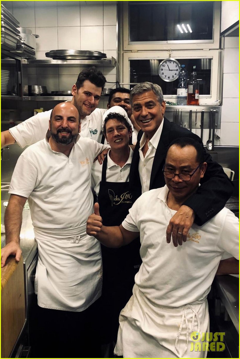 جورج كلوني فى مطبخ أحد مطاعم إيطاليا  (3)