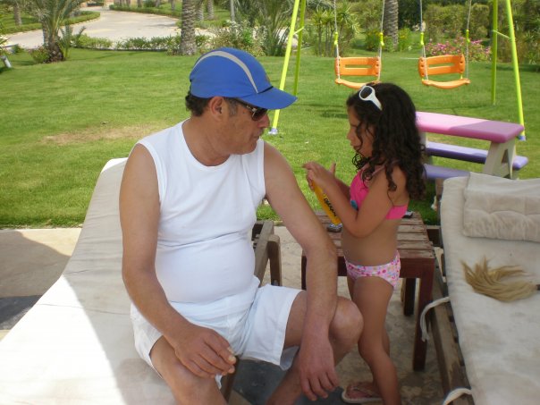 فاروق الفيشاوى مع حفيدته لينا