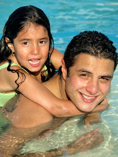 احمد الفيشاوى وابنته لينا فى المياه