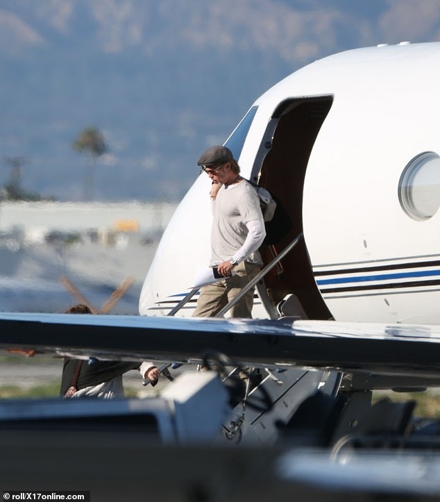 صور براد بيت يعود لوس انجلوس على متن طائرة خاصة   (3)