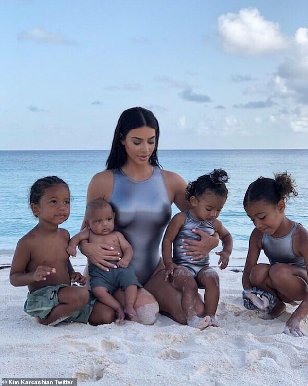 كيم كاردشيان وأبنائها فى جزر الباهاما (1)