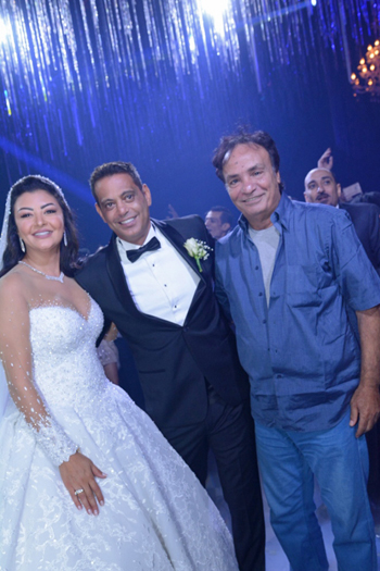 حمدي الوزير مع العروسين
