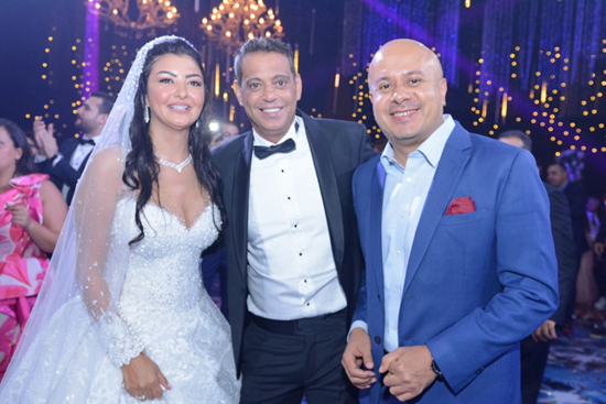 خالد حسين مع العروسين