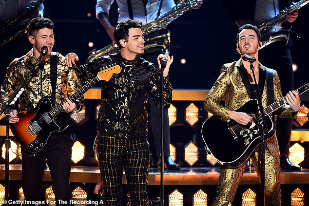 فريق Jonas Brothers  (3)