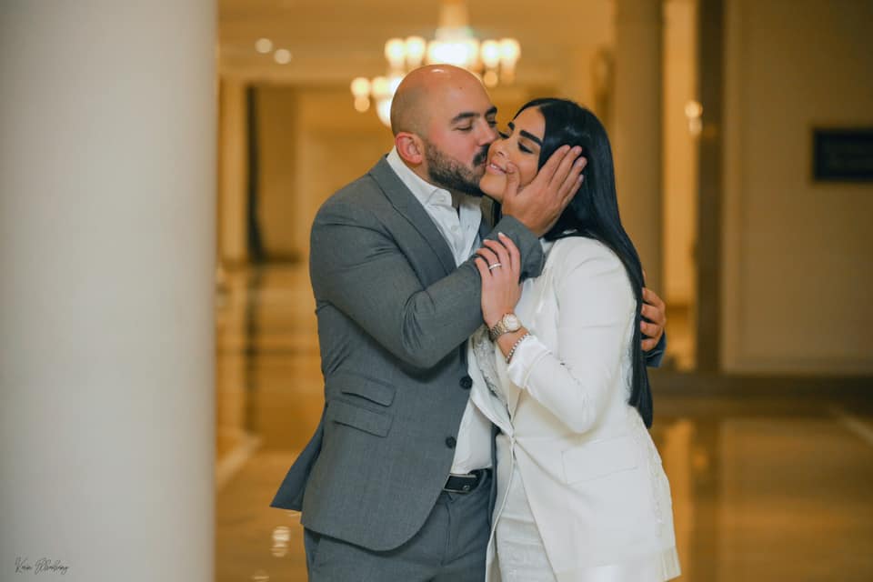 قبلة محمود العسيلى لزوجته