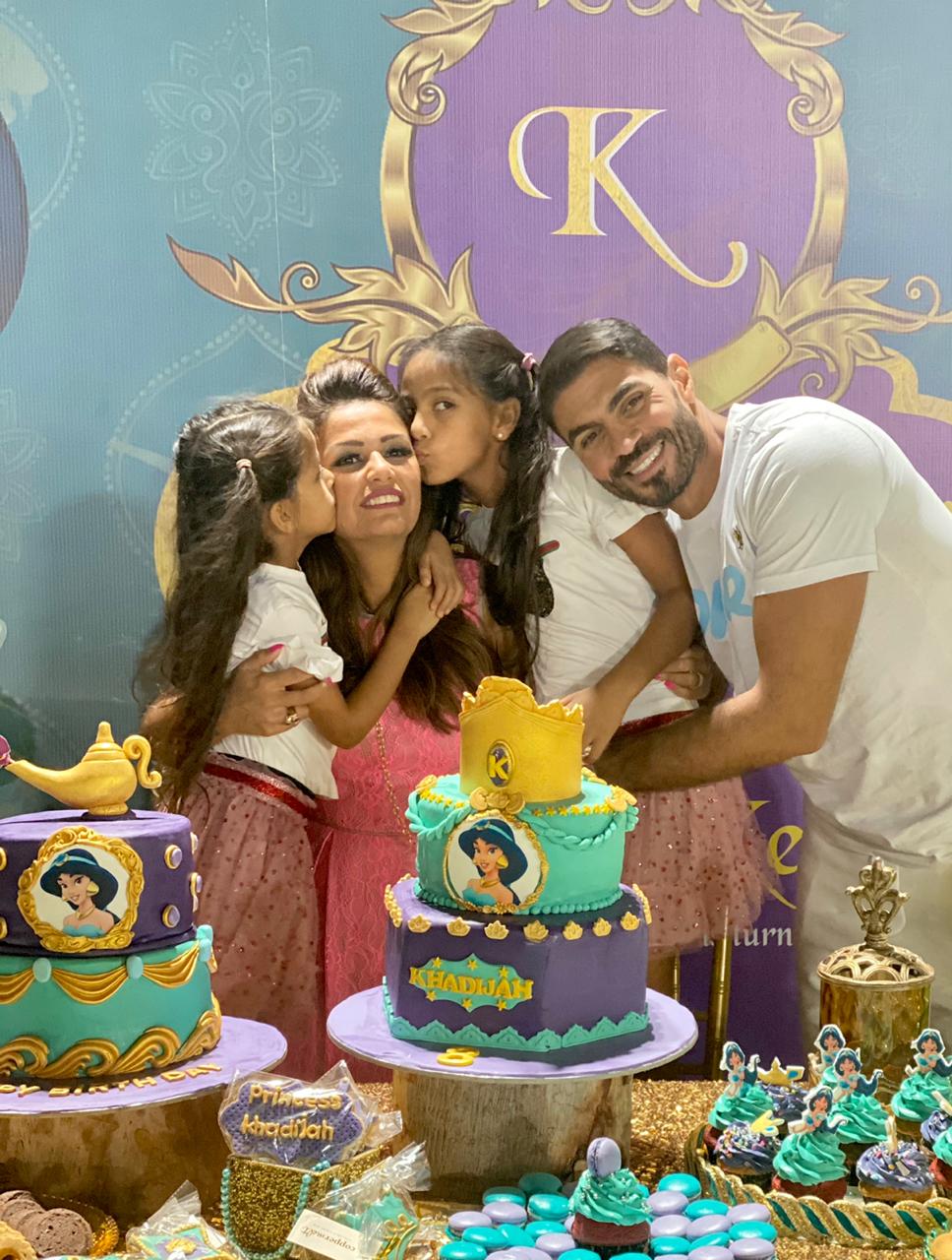 خالد سليم وزوجته يحتفلان بعيد ميلاد ابنتيهما