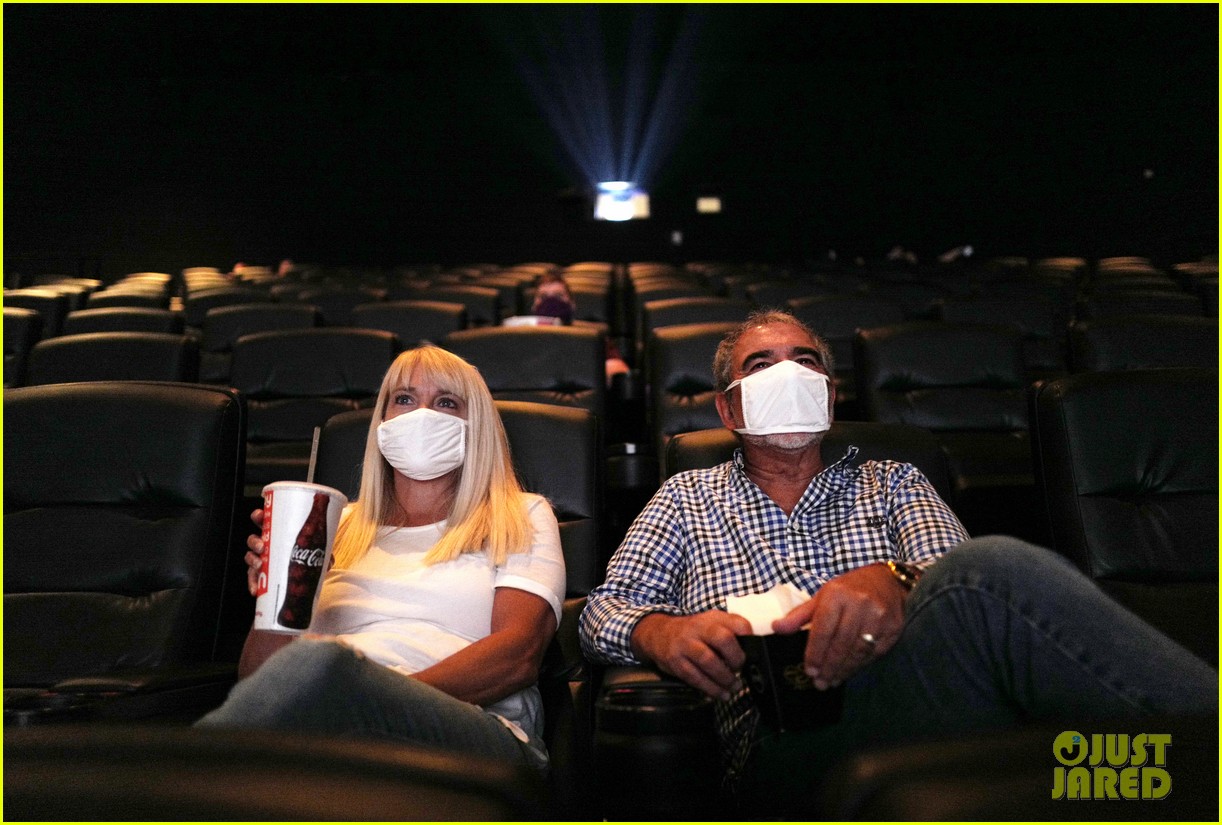 مظاهر التباعد الاجتماعي داخل السينمات (3)