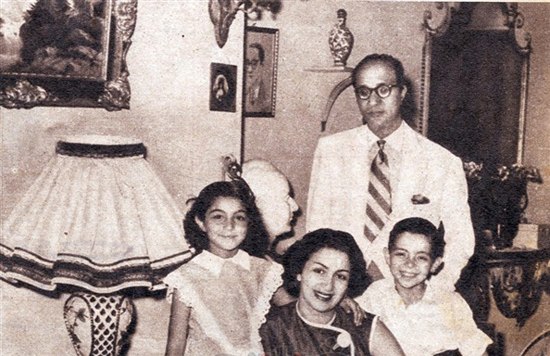 محمد عبدالوهاب مع أبنائه (1)