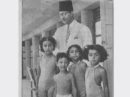 محمد عبدالوهاب مع أبنائه (3)