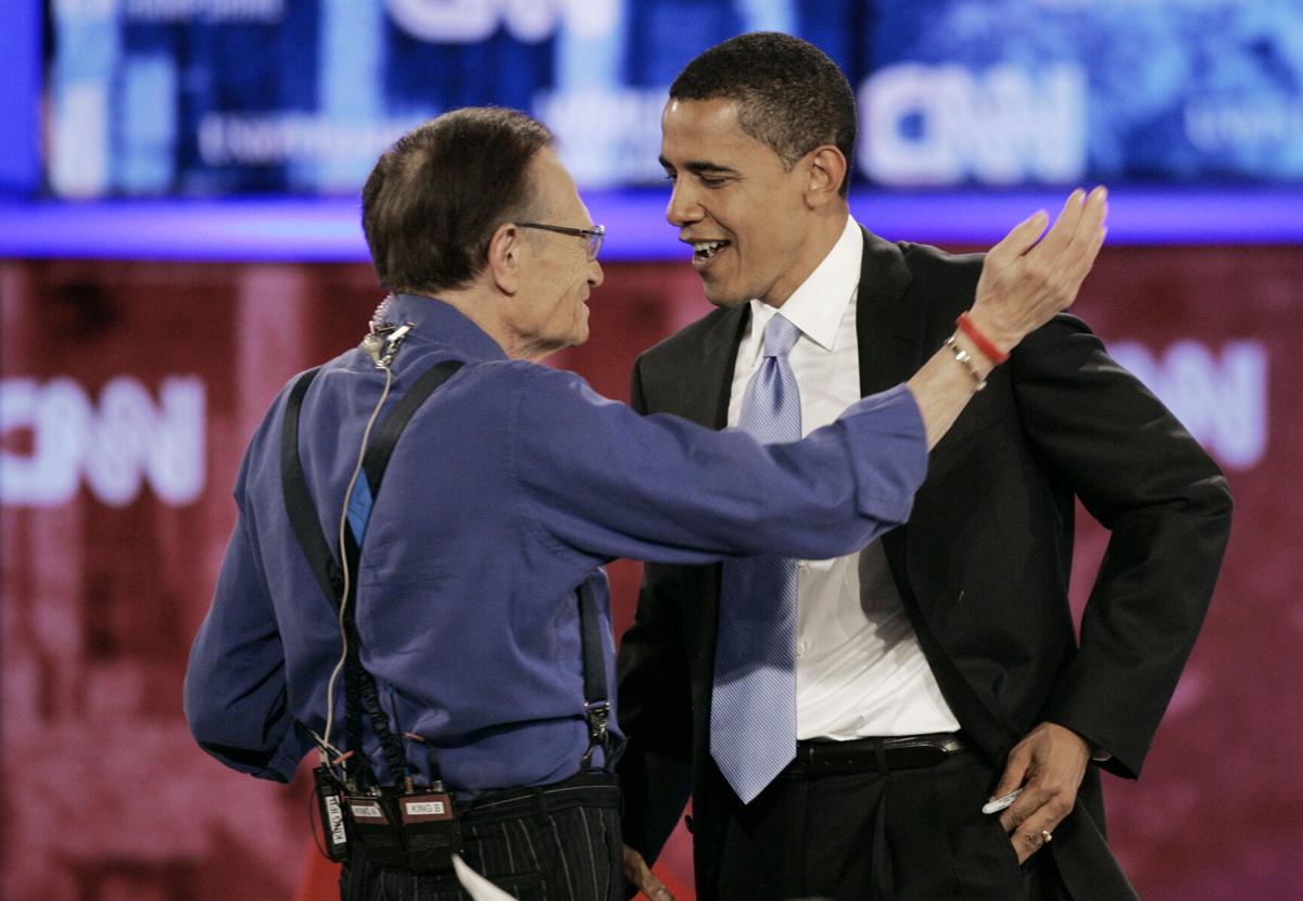 يحتضن باراك اوباما عام 2007