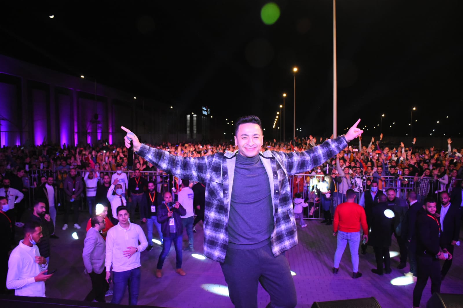 حمادة هلال يشعل الأجواء وسط الآلاف في حفل طنطا (2)