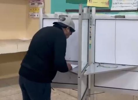 المطرب محمد منير يدلي بصوته في الانتخابات الرئاسية (1)