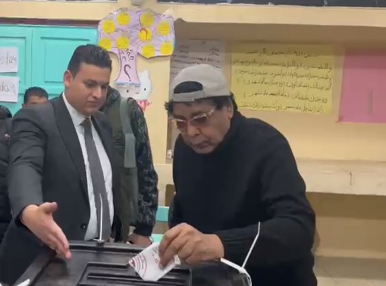 محمد منير يدلي بصوته في الانتخابات الرئسية