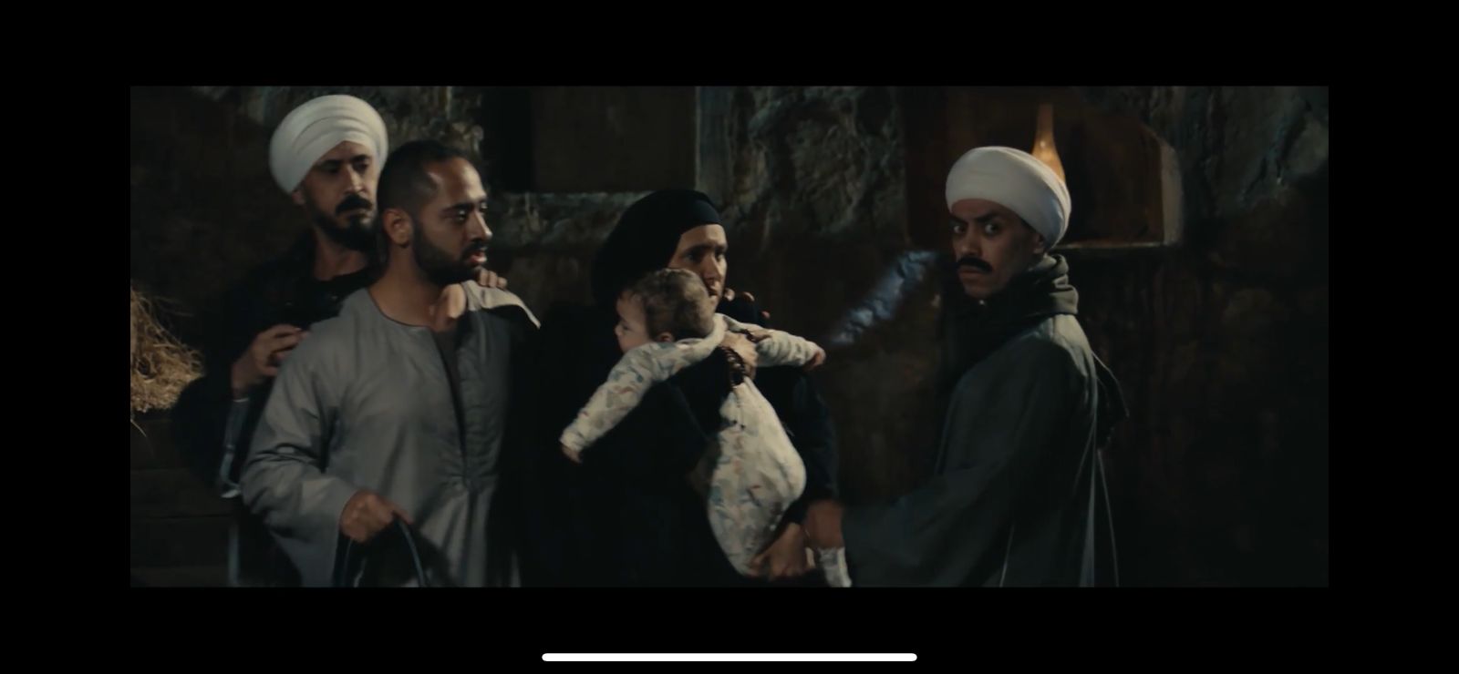 مسلسل عملة نادرة الحلقة 13  أحمد عيد يلحق بنيللي كريم ويمنعها من الهرب (2)