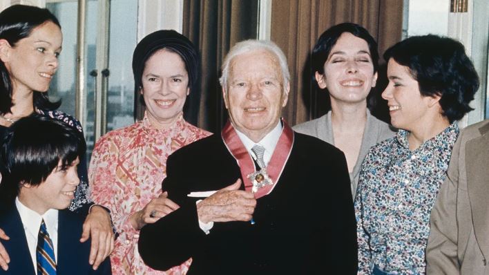 تشارلي شابلن مع عائلته عام 1975