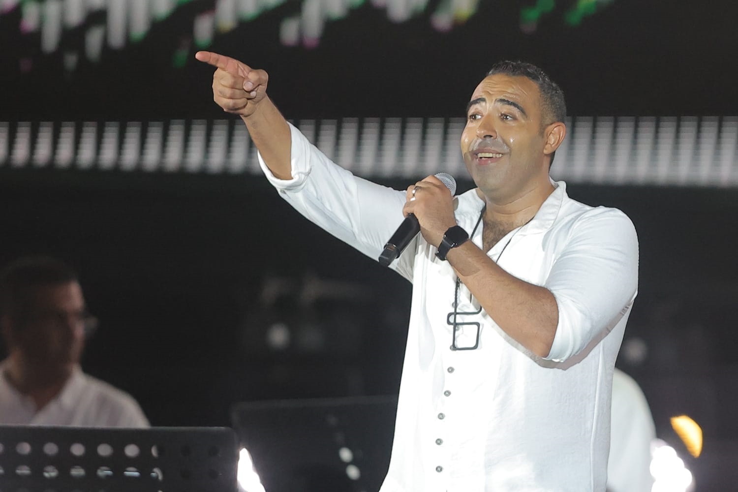 محمد عدوية يشعل حفلة فى مهرجان العلمين بباقة من أروع أغانيه ويغنى لوالده (1)