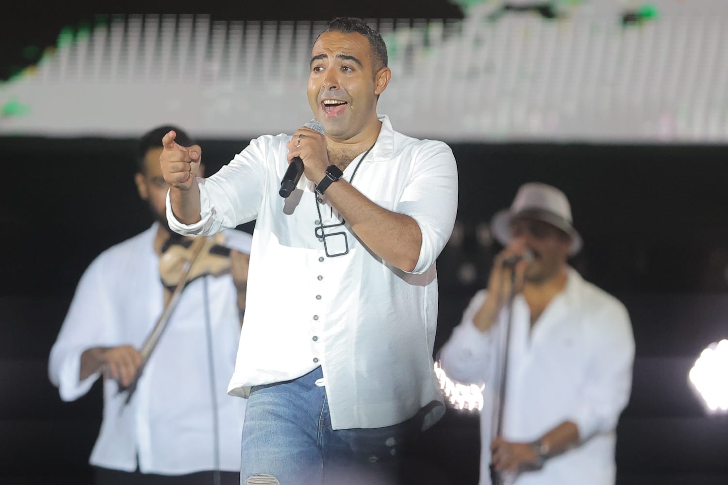 محمد عدوية يشعل حفلة فى مهرجان العلمين بباقة من أروع أغانيه ويغنى لوالده (4)