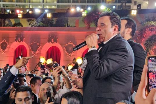 محمد فؤاد يغني في حفل زفاف ابنه