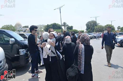 ريم احمد تبكي في جنازة والدتها فاتن الراعي