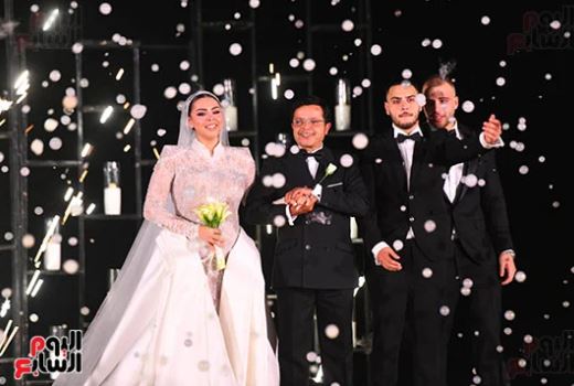 محمد هنيدي يتوسط ابنته وعريسها