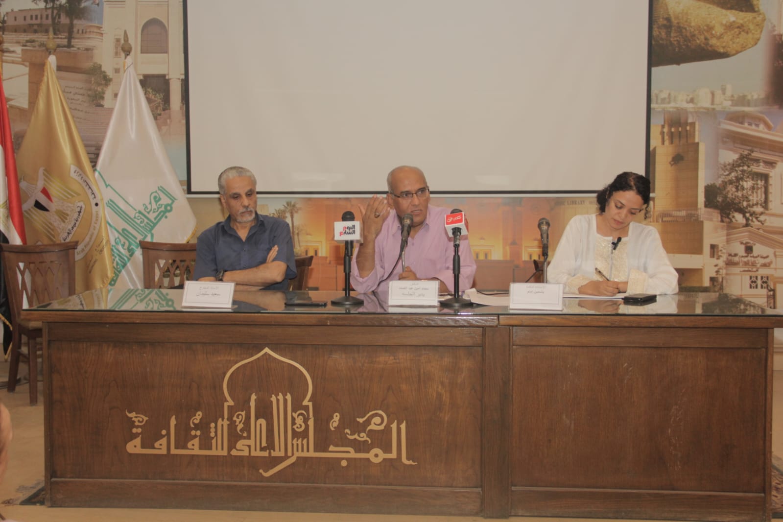 خلال الندوة (10)
