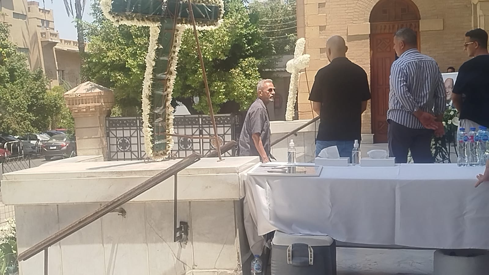 صبري فواز في جنازة لطفي لبيب صبري فواز في جنازة لطفي لبيب