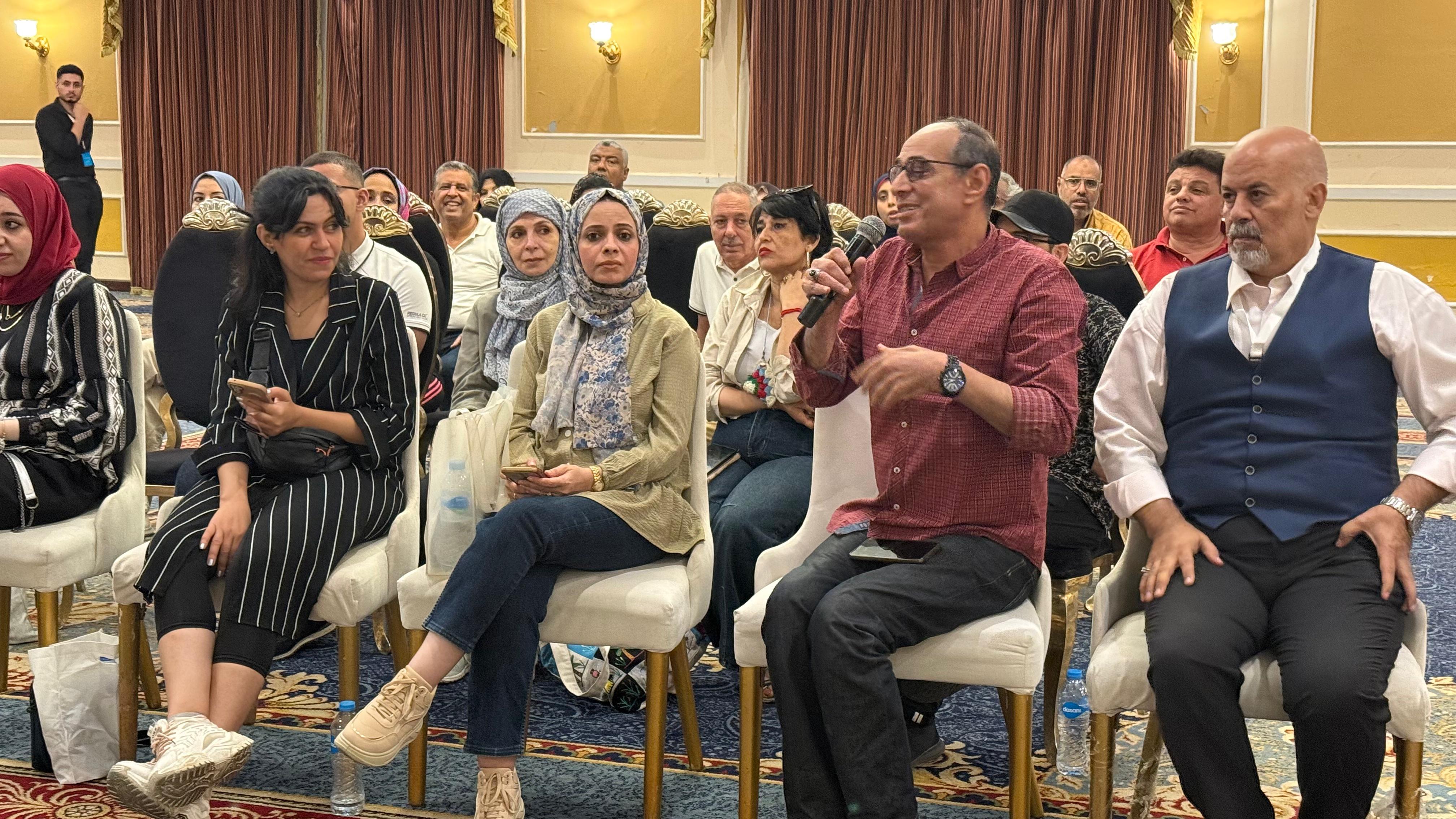 جانب من الندوة (1)