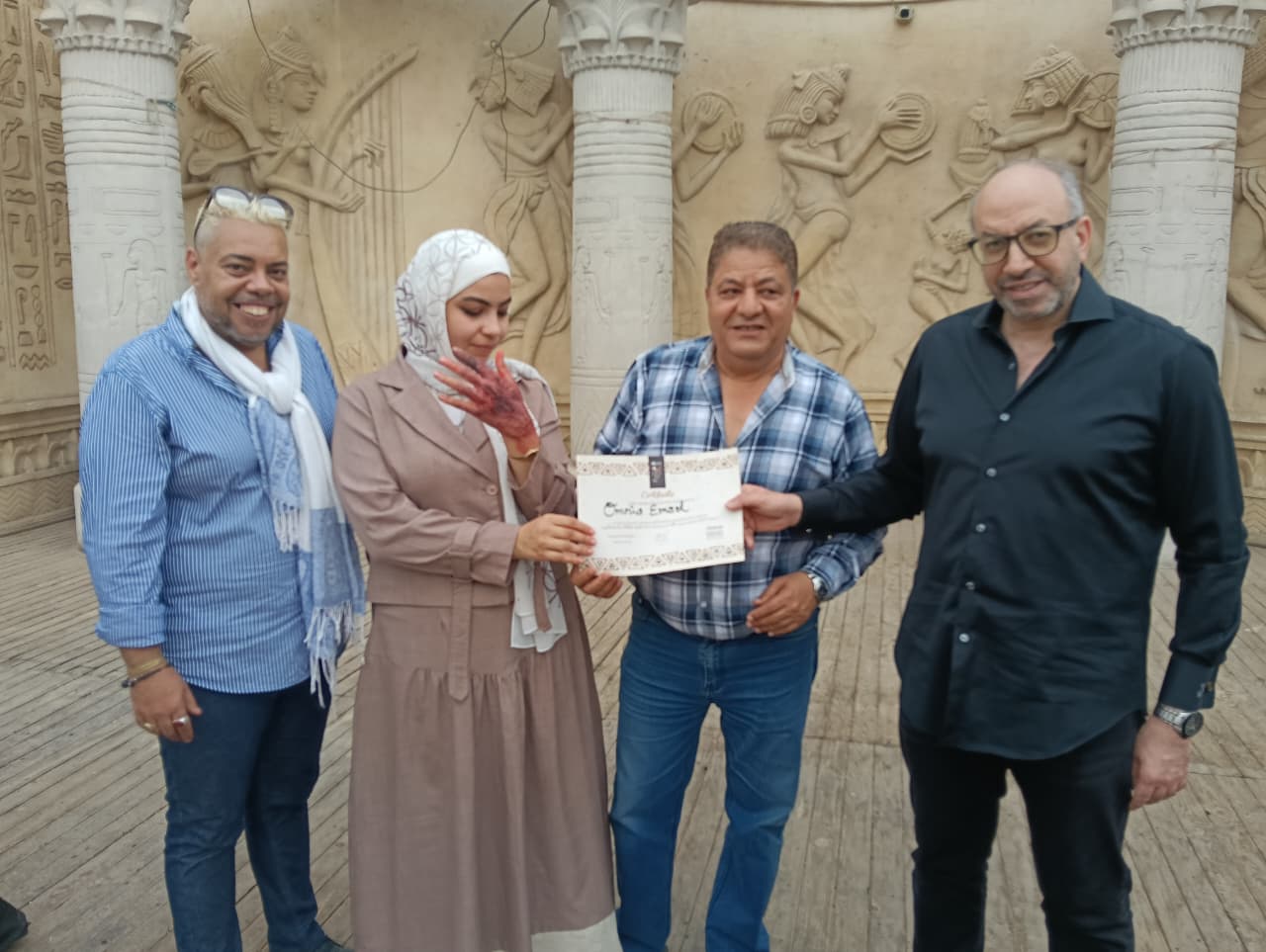 تقديم شهادات المشاركة للمتدربين بورش مهرجان الأقصر (20)