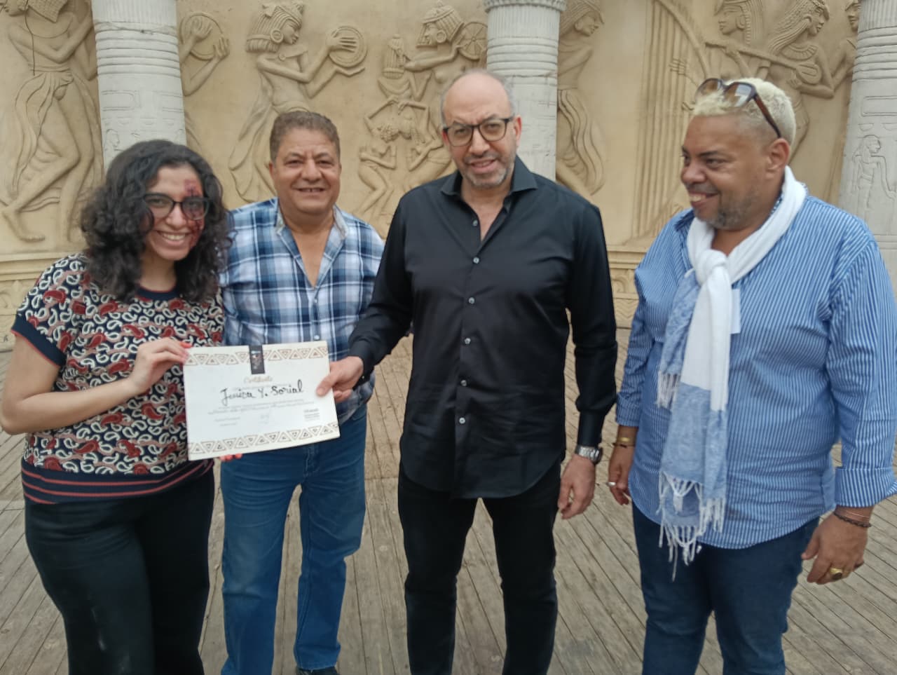 تقديم شهادات المشاركة للمتدربين بورش مهرجان الأقصر (18)