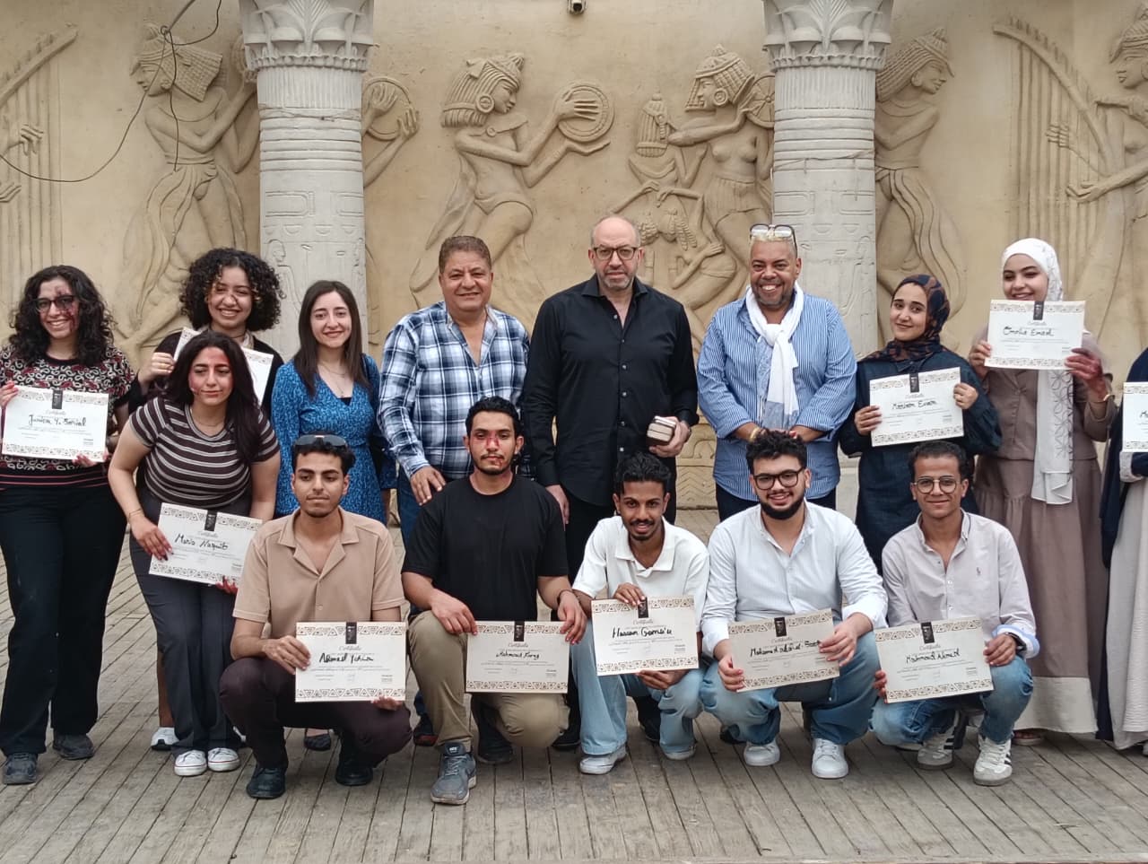 تقديم شهادات المشاركة للمتدربين بورش مهرجان الأقصر (19)