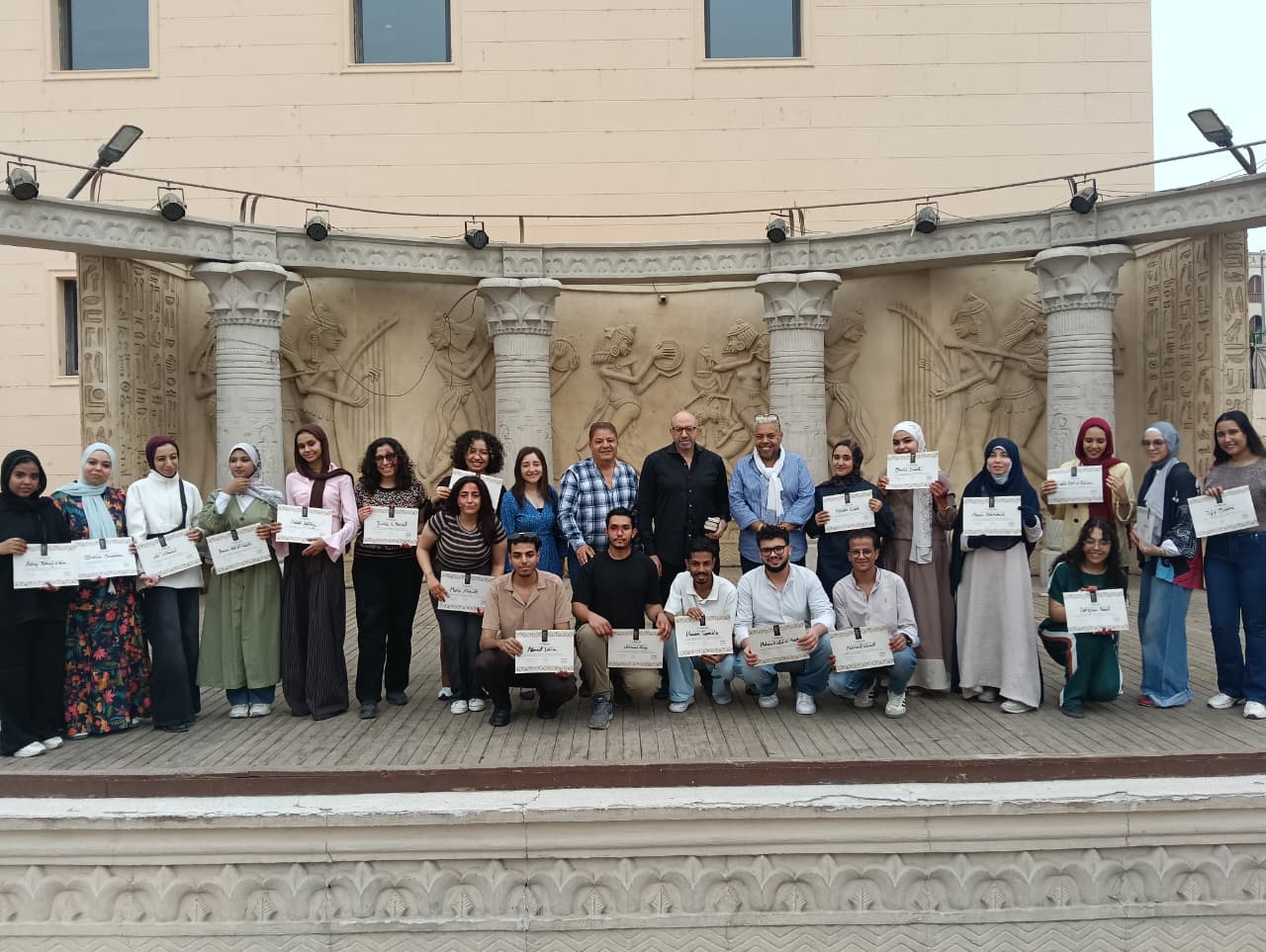 تقديم شهادات المشاركة للمتدربين بورش مهرجان الأقصر (21)