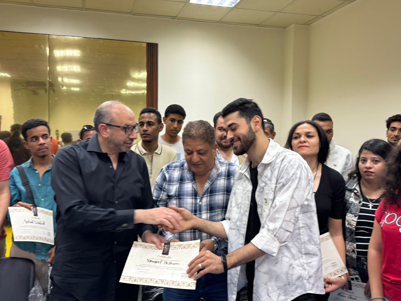 تقديم شهادات المشاركة للمتدربين بورش مهرجان الأقصر (1)