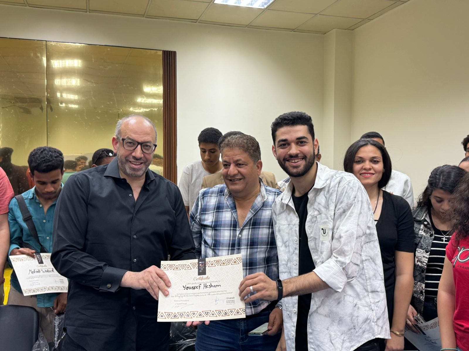 تقديم شهادات المشاركة للمتدربين بورش مهرجان الأقصر (12)