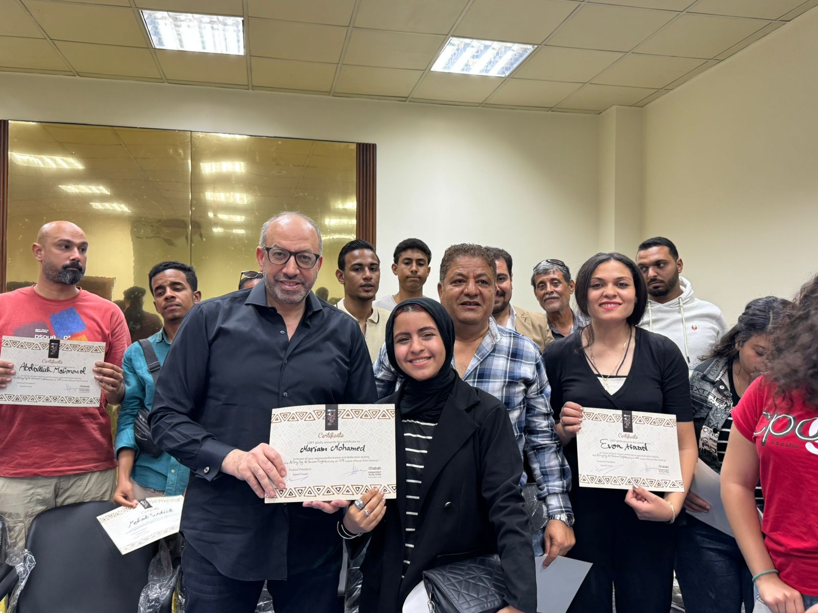 تقديم شهادات المشاركة للمتدربين بورش مهرجان الأقصر (4)