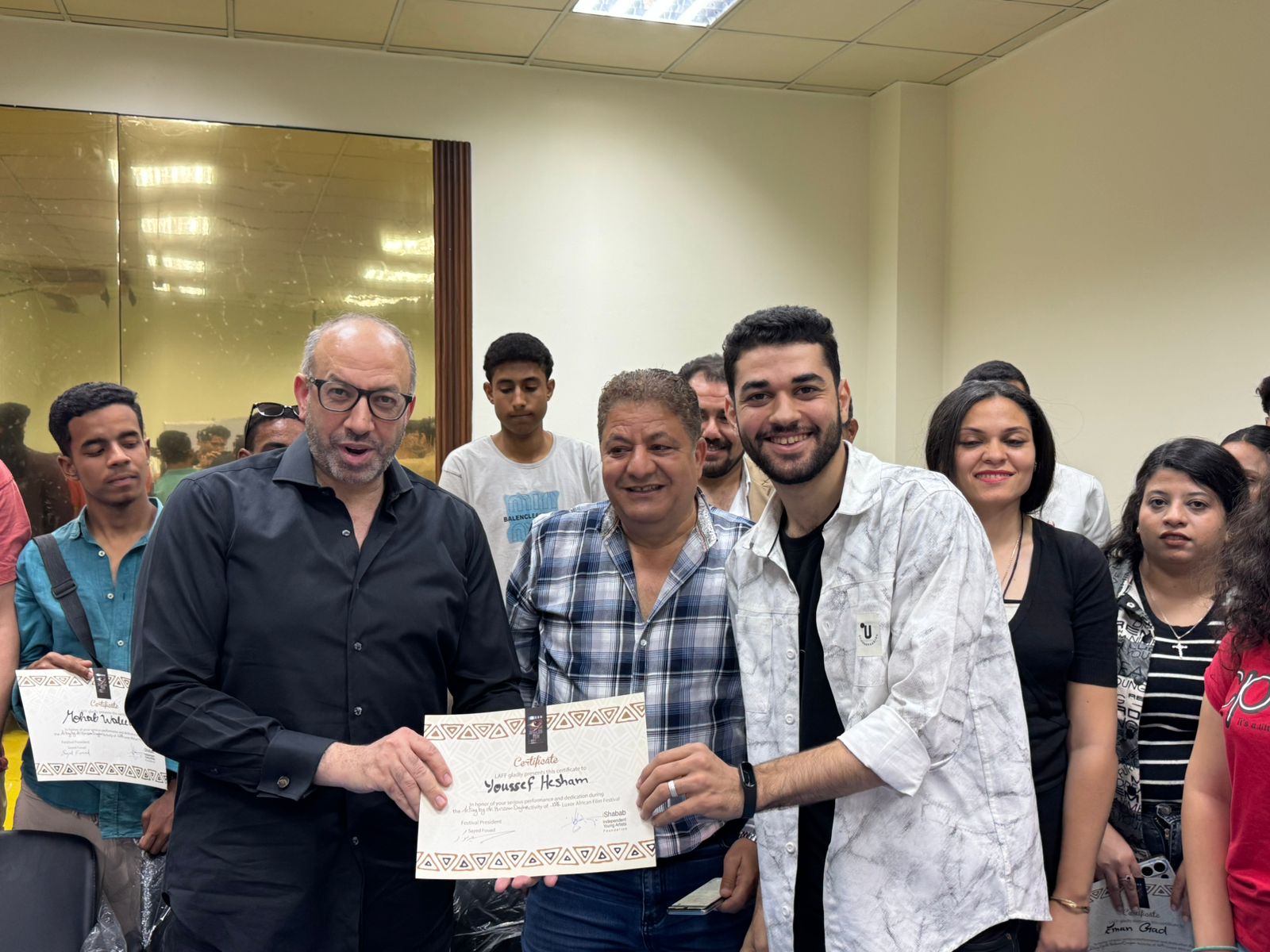 تقديم شهادات المشاركة للمتدربين بورش مهرجان الأقصر (15)