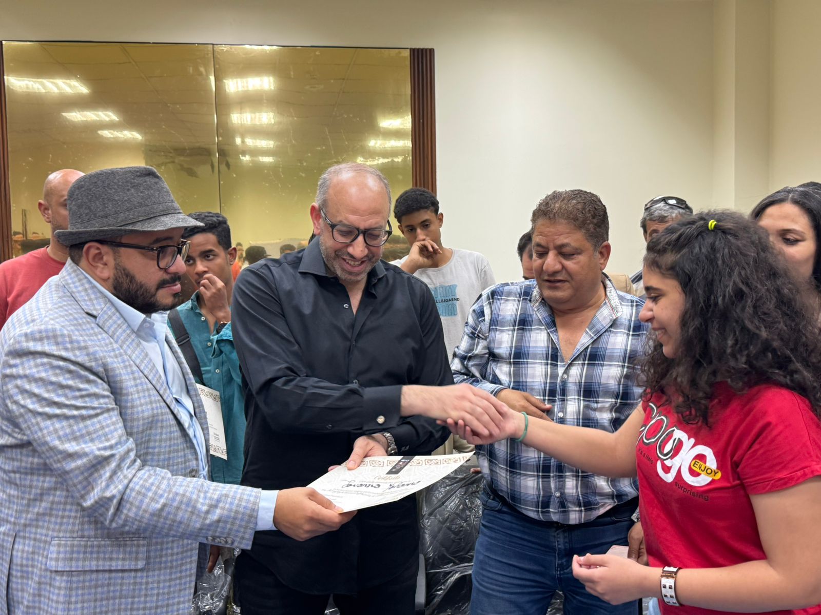 تقديم شهادات المشاركة للمتدربين بورش مهرجان الأقصر (8)