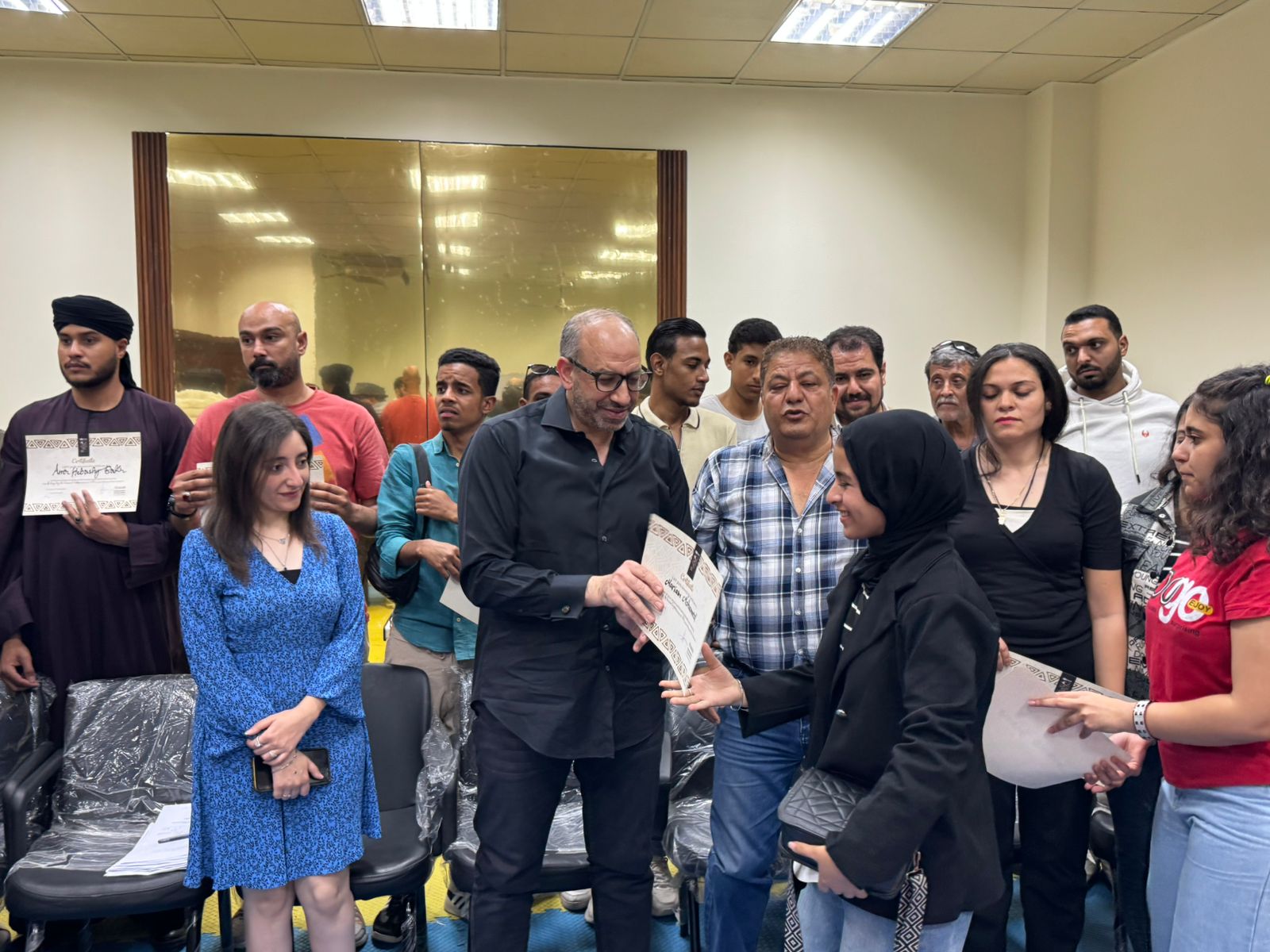 تقديم شهادات المشاركة للمتدربين بورش مهرجان الأقصر (17)