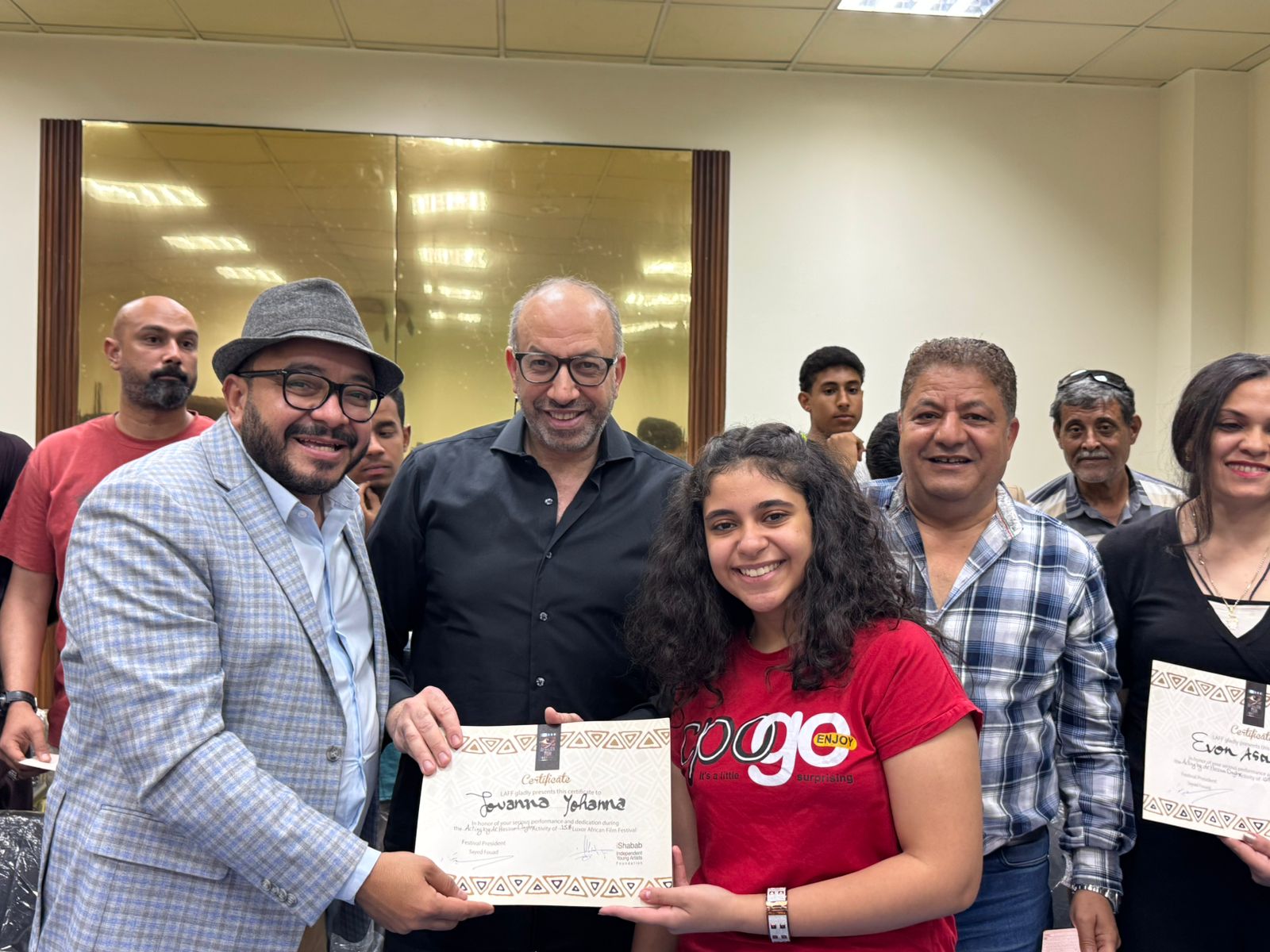 تقديم شهادات المشاركة للمتدربين بورش مهرجان الأقصر (5)