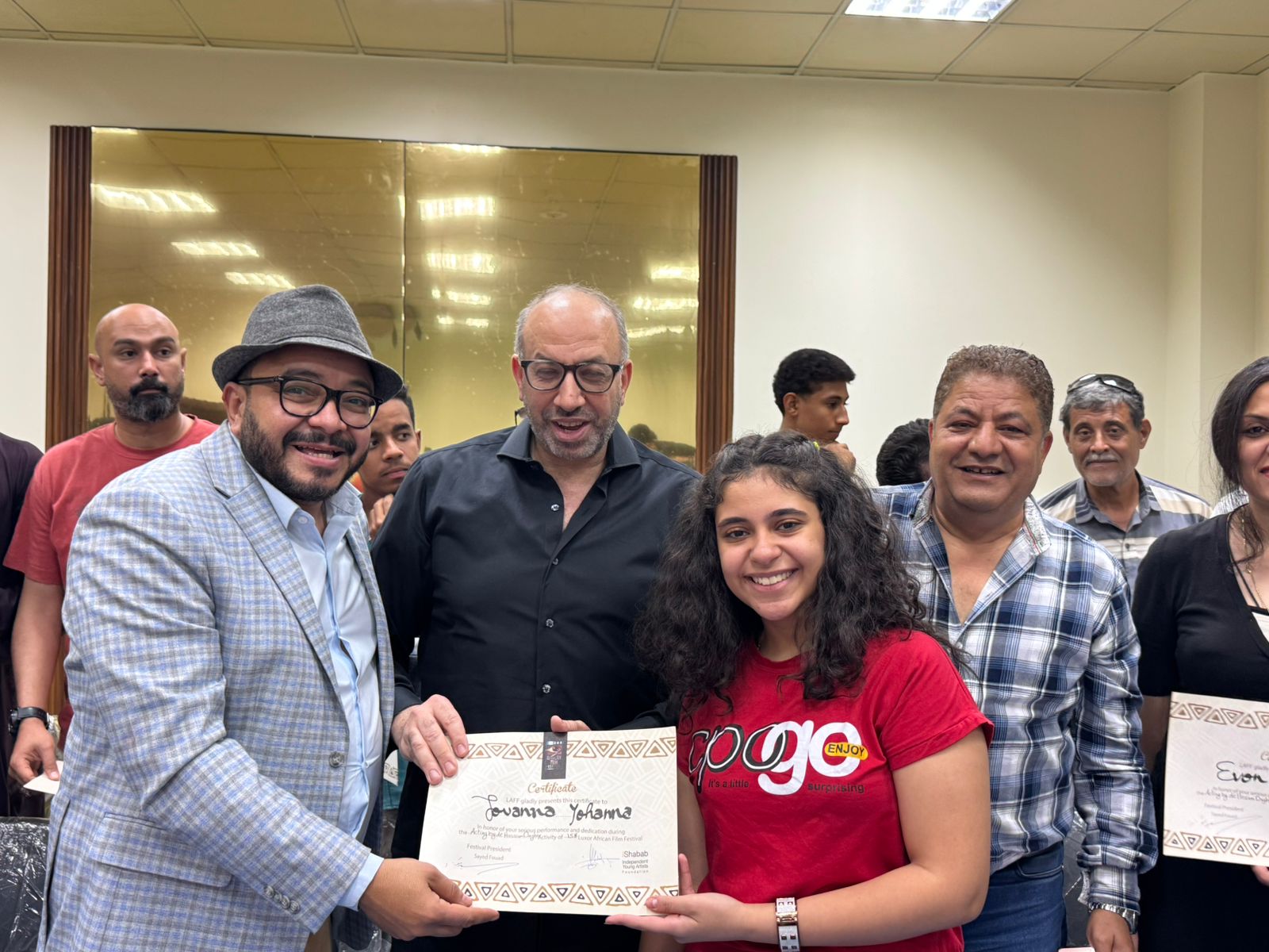 تقديم شهادات المشاركة للمتدربين بورش مهرجان الأقصر (2)