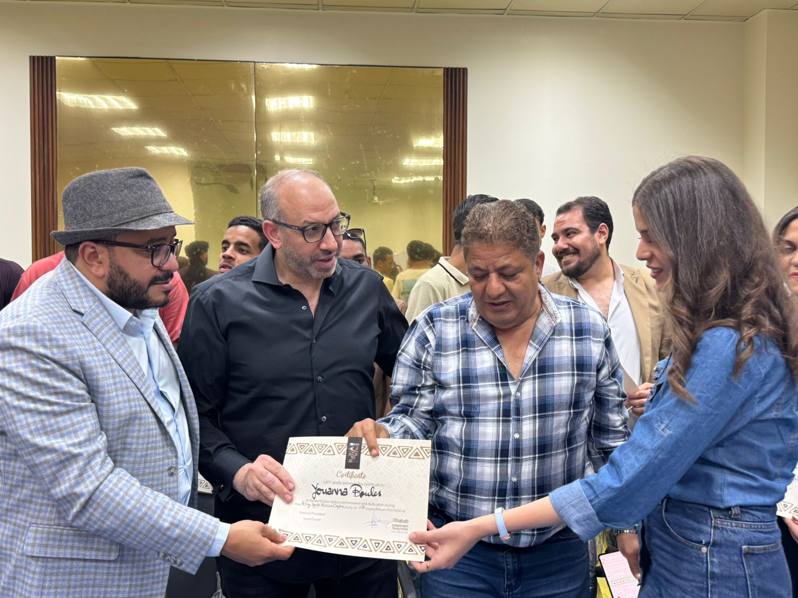 تقديم شهادات المشاركة للمتدربين بورش مهرجان الأقصر (10)