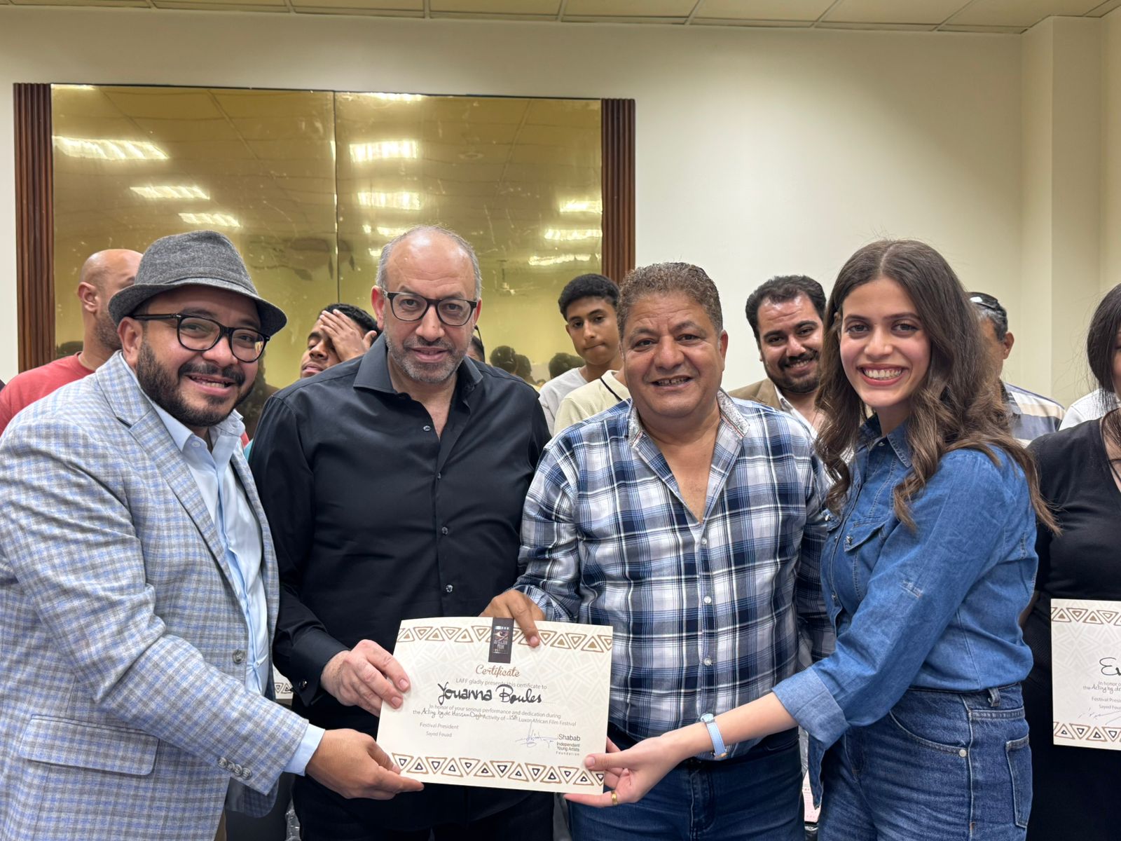 تقديم شهادات المشاركة للمتدربين بورش مهرجان الأقصر (11)