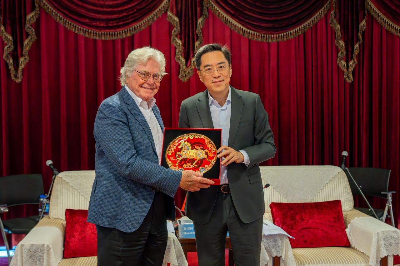 خسين فهمي وفان يون، نائب رئيس التحرير في مجموعة الصين للإعلام . خسين فهمي وفان يون، نائب رئيس التحرير في مجموعة الصين للإعلام .