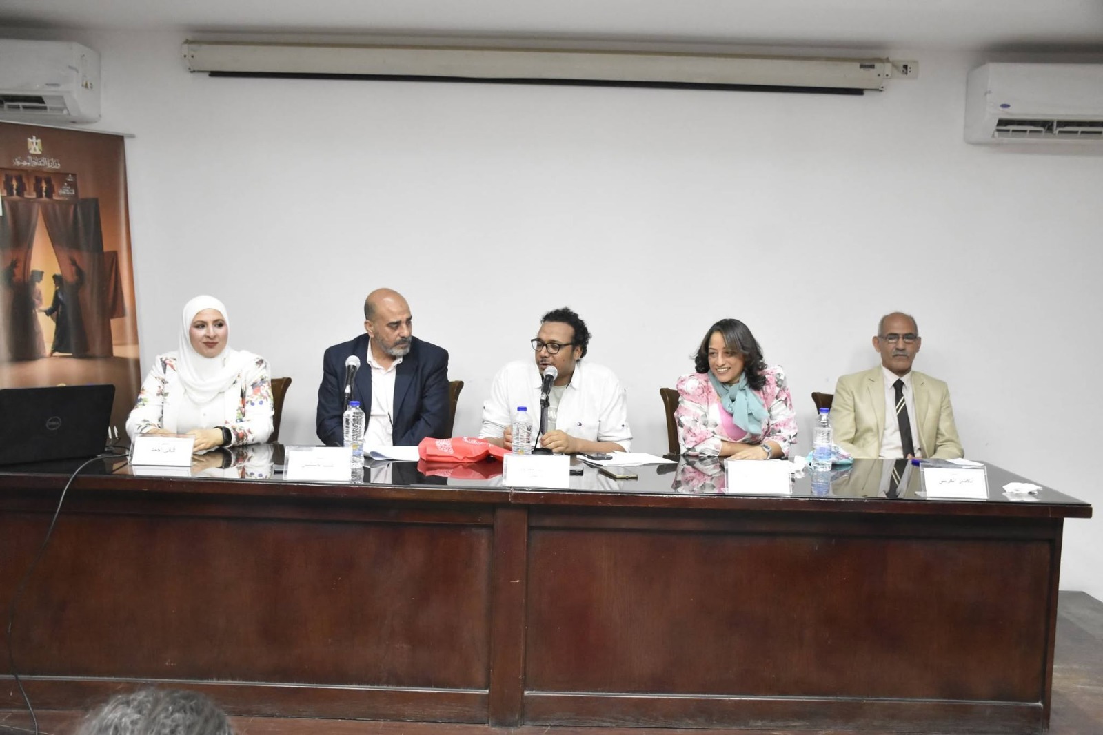 باحثون بالمحور الفكري للقومي للمسرح (1)