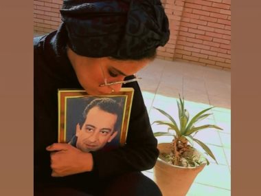 ابنة احمد راتب تحتضن صورة والدها
