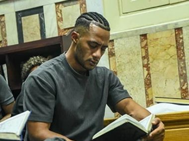 محمد رمضان أثناء قراءة القرآن