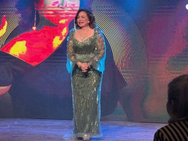 إلهام شاهين تبكي في افتتاح مهرجان شرم الشيخ الدولي للمسرح الشبابي